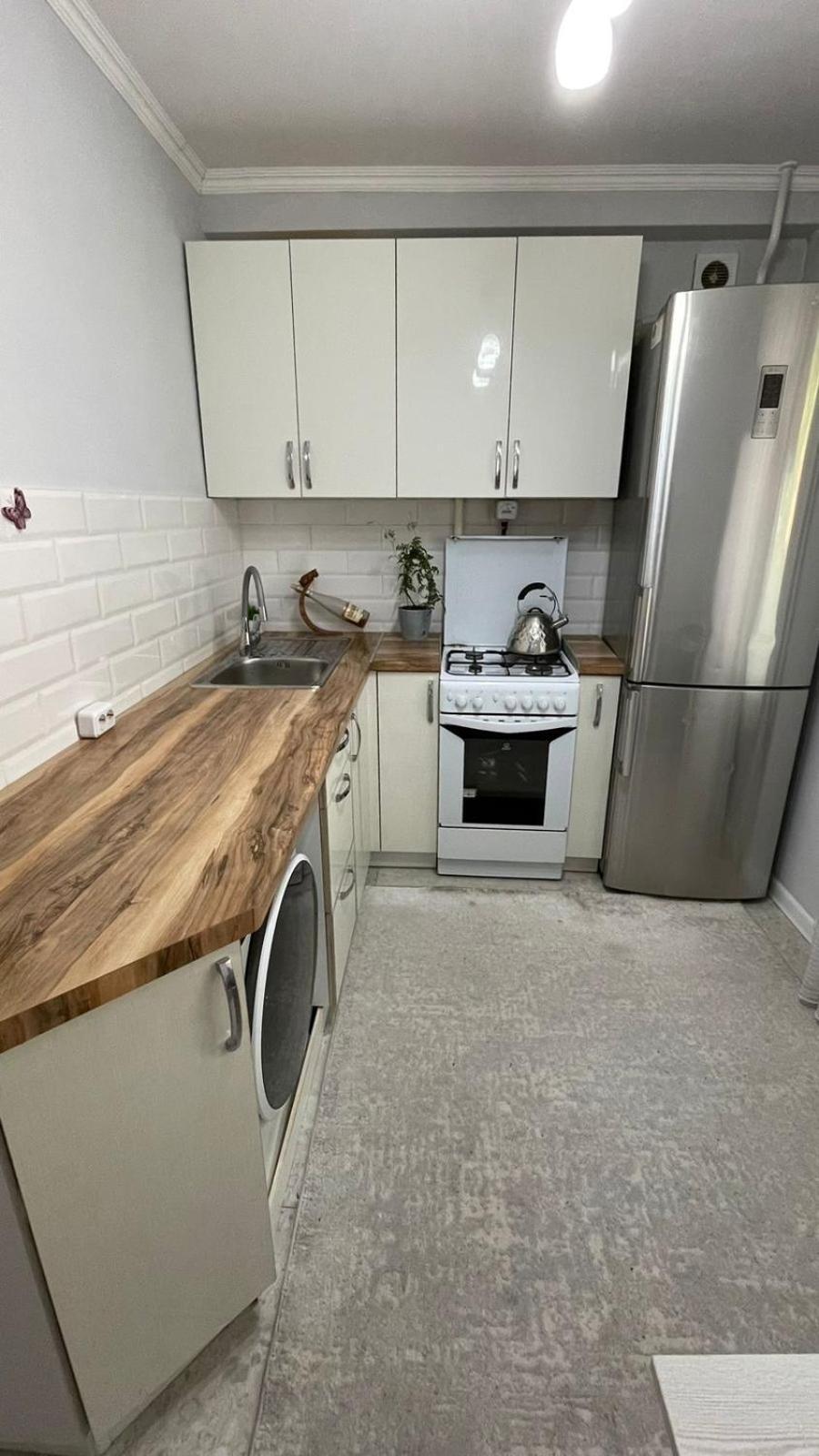 между правым и левым берегом, рядом с набережной на улице габдуллина Apartment